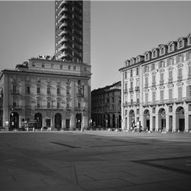 Piazza Castello. Sulla sinistra, via Roma