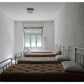 Colonie di vacanza. Dettaglio di un dormitorio