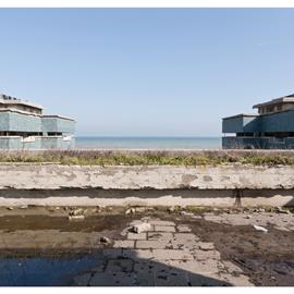Colonie di vacanza. Esterno, verso il mare