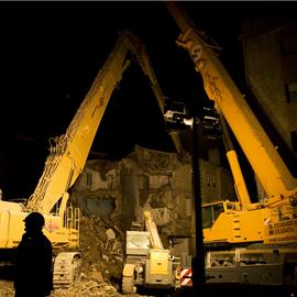 Demolizione notturna policlinico Monteluce - Perugia - 2009 - Ph. Lorenzo Castore